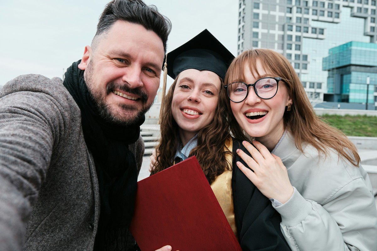 graduate_taking_selfie_with_parents